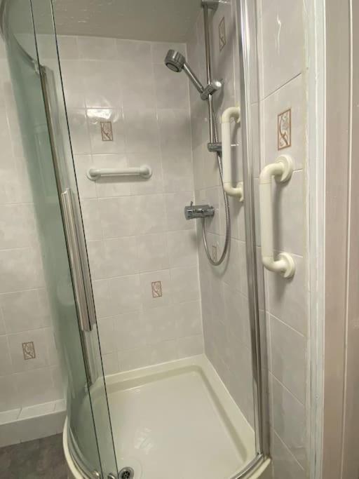 3 Bedroom Home-Инвекийтинг Екстериор снимка